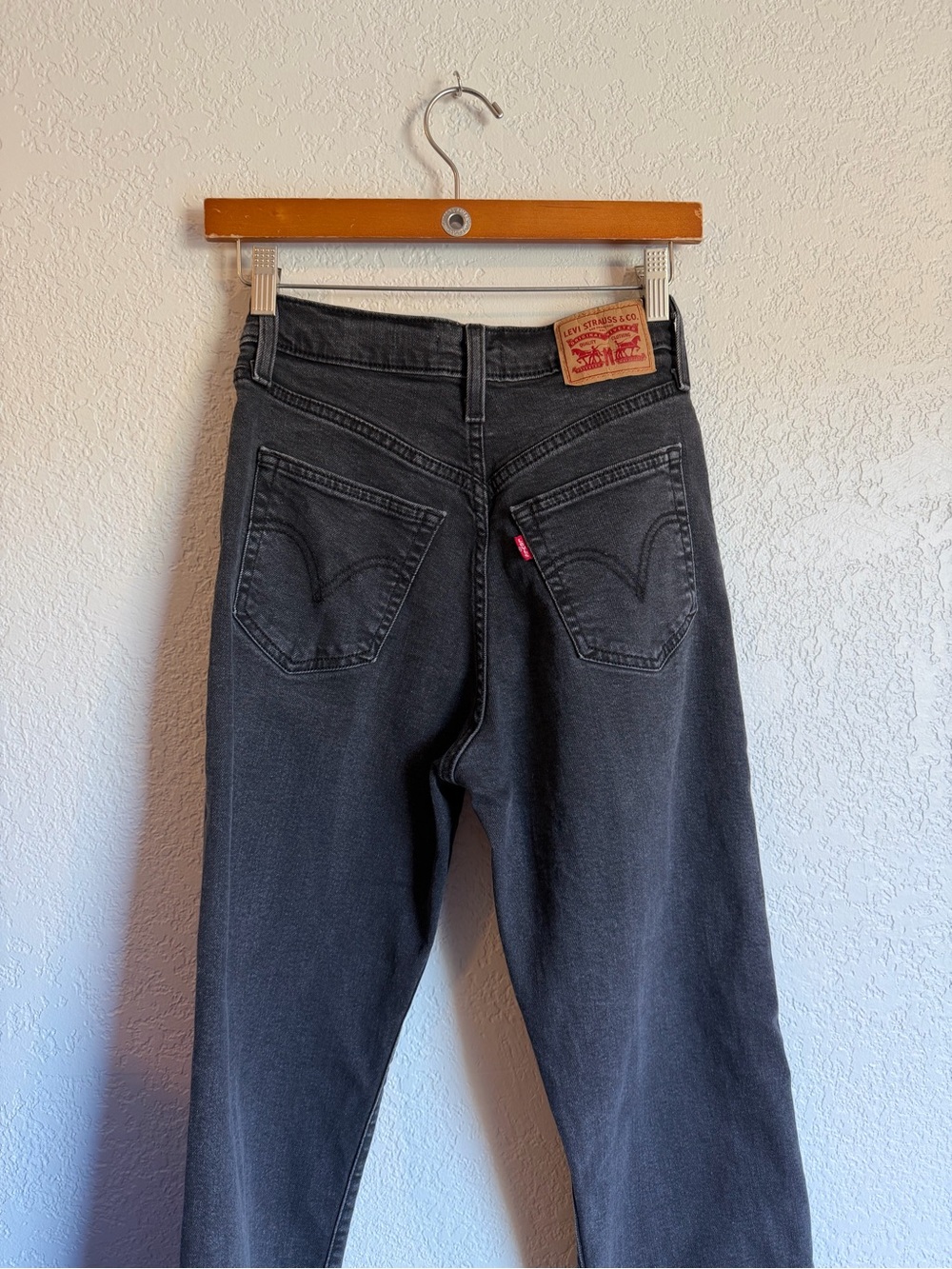Levi’s Ribcage Straight Ankle Jeans Black Wash High Rise Denim Size 26 length 27